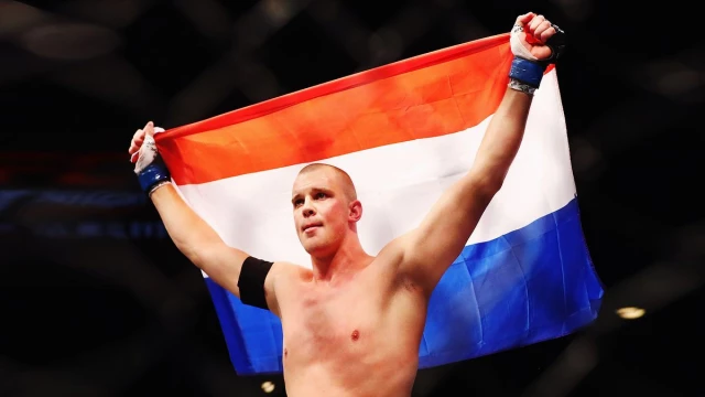 Самый высокий боец UFC Стрюве завершил карьеру